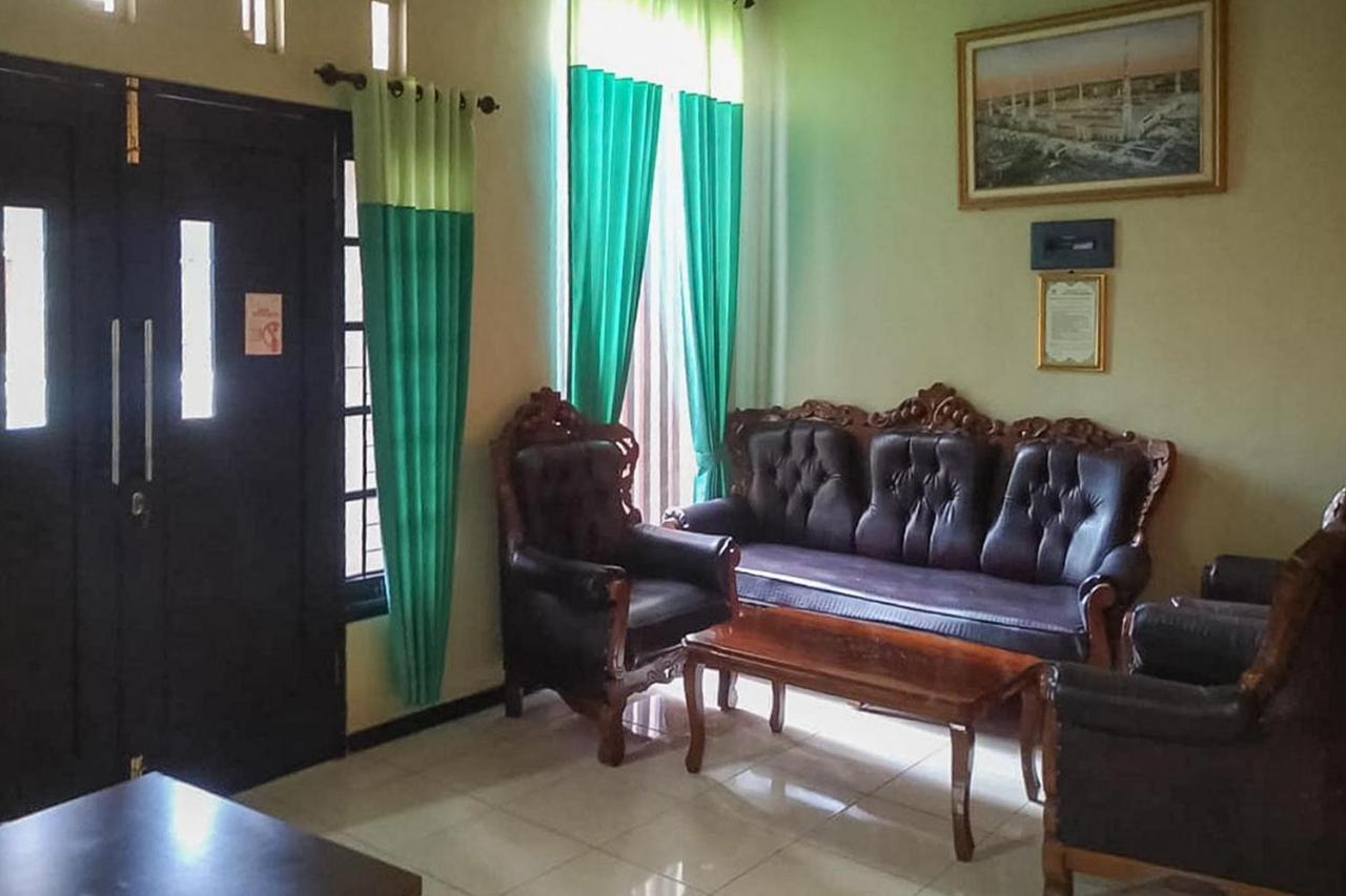 Hotel Baitussafar Ummi 1 Syariah Malang Exterior foto